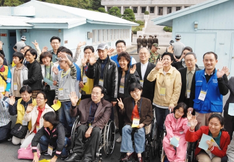 현대•기아자동차(회장 鄭夢九)와 푸르메 재단(이사장 金成洙)이 10일  ‘JSA(공동경비구역)로 떠나는 장애 청소년의 특별한 여행’을 마련했다. 아동문학가 고정욱 씨(사