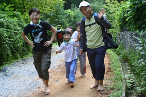 가을 숲속에서 맨발걷기와 문화공연 즐겨보세요