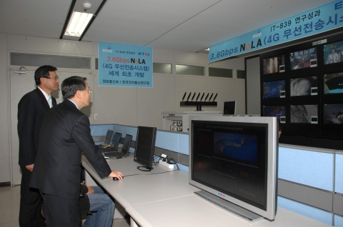 ETRI가 세계 최초 3.6Gbps NoLA를 시연하는 모습(왼쪽부터 정통부 유영환장관,ETRI 최문기 원장)