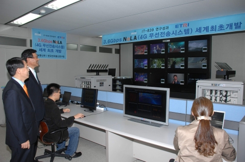 ETRI가 세계 최초 3.6Gbps NoLA의 성공적인 시연을 보고있는 모습(왼쪽부터 정통부 유영환장관, ETRI 최문기 원장)