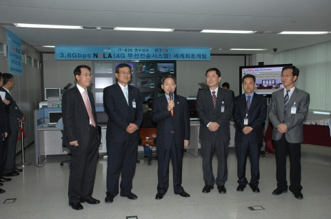 정통부 장관이 ETRI가 세계 최초 3.6Gbps NoLA의 시연 후 격려하는 모습(오른쪽부터 설정선 정보통신정책본부장, ETRI 최문기 원장, 정통부 유영환장관, ETRI 이동통신연구단 황승구 단장, 차세대무선LAN연구팀 이석규 팀장, 무선전송기술연구그룹 방승찬 그룹장)