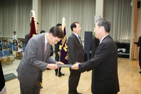 대통령상 수상중인 강광호 부사장