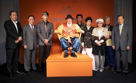 제 12회 부산국제영화제와 에르메스가 공동주최한 한국 영화 회고전의 밤에서 아버지 고 김승호를 대신하여 디렉터스 체어를 대리수상한 배우 김희라 씨와 그의 가족 및 관계자들이 포즈를