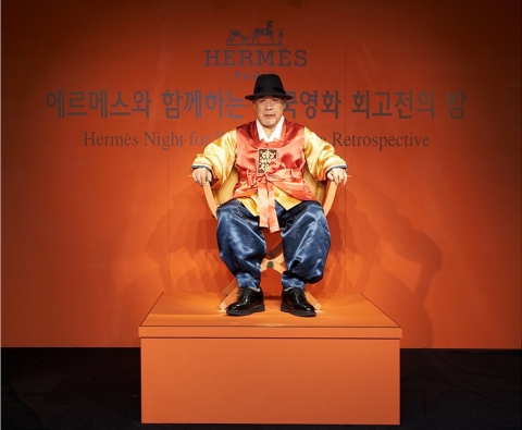 제 12회 부산국제영화제와 에르메스가 공동주최한 한국 영화 회고전의 밤에서 아버지 고 김승호를 대신하여 디렉터스 체어를 증정받은 배우 김희라씨가 그 위에 앉아서 포즈를 취하고 있다