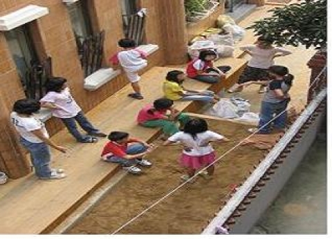 어린이와 작가들이 공동 디자인하여 조성중인 텃밭