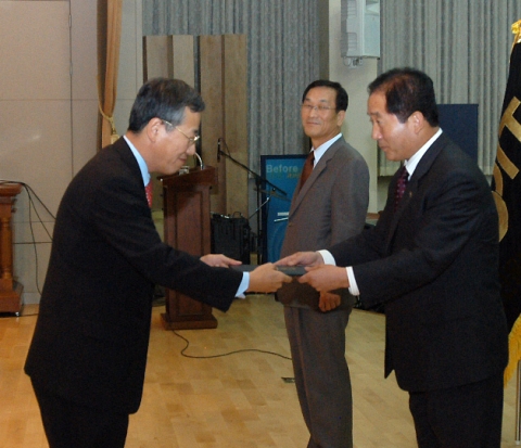 박광석 코레일 부사장(우)이 반장식 기예처 차관(좌)으로부터 국무총리 표창장을 수여받고 있다(사진제공:기예처)