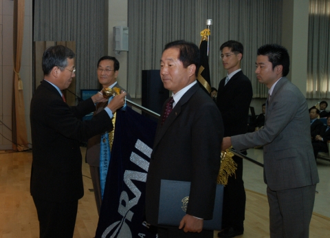 박광석 코레일 부사장(우)이 반장식 기예처 차관(좌)으로부터 국무총리 표창장을 수여받고 있다(사진제공:기예처)
