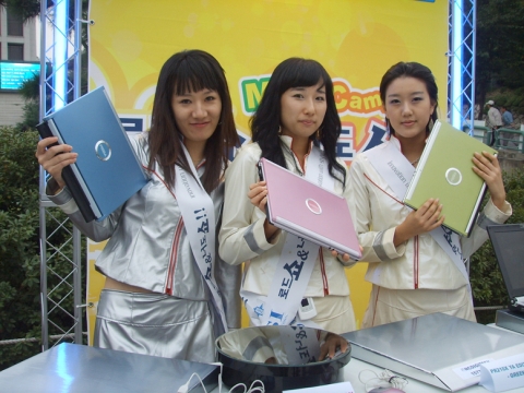 특히 PR210 YA EDITON - PINK, BLUE, GREEN은 지문인식 센서 및 웹캠 장착, 세가지 파스텔톤 색상의 세련된 디자인으로 뜨거운 관심을 받았다.
