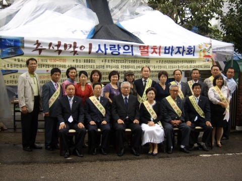수고하신 자원봉사자와 기념촬영