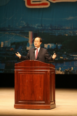 포항시 공무원 1,200명을 대상으로 강연을 하고 있는 김학준 동아일보 사장