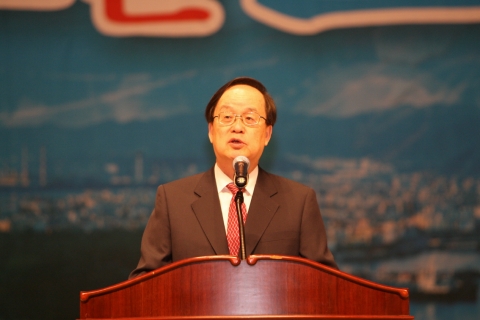 포항시 공무원 1,200명을 대상으로 강연을 하고 있는 김학준 동아일보 사장