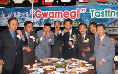 과메기 홍보부스를 찾은 이흥재 한인축제 대회조직위원장 등 기관단체장들이 과메기를 시식하는 모습
