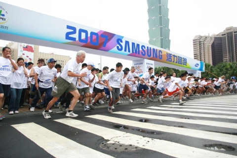 광장에 모인 3만여 시민들이 힘차게 출발하고 있다.