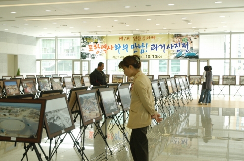 시청사로비 전시회 장면