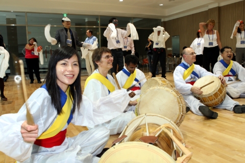 현대상선 외국인 직원들이 한국 본사 방문 기간 중 사물 놀이를 배우고 있다.