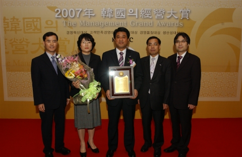 가운데 상패를 들고 있는 사람 정광일 혁신기획이사, 나머지 관계직원