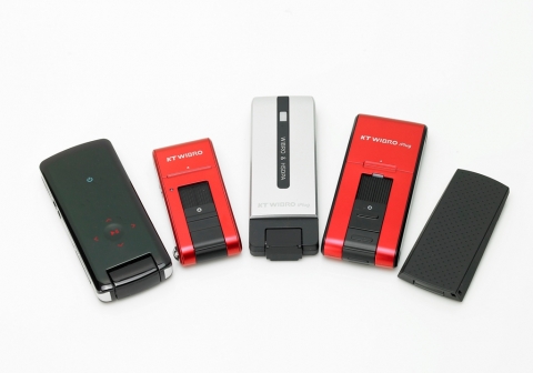 MP3플레이어 기능과 메모리 기능을 함께 갖춘 와이브로 USB 모뎀을 이용하여 음악을 듣고 있다.