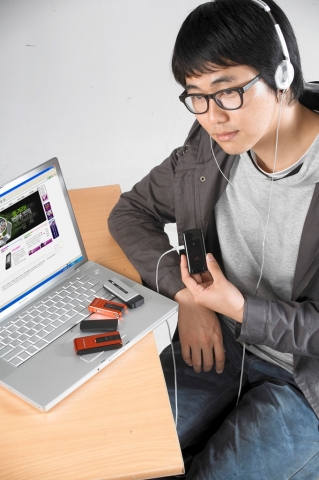 MP3플레이어 기능과 메모리 기능을 함께 갖춘 와이브로 USB 모뎀을 이용하여 음악을 듣고 있다.