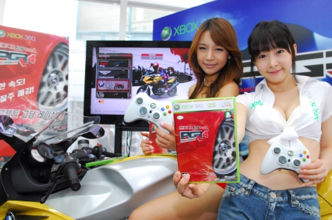 서울 한남동 ㈜모토라드 서울에서 개최된 Xbox 360전용 레이싱 게임 ‘프로젝트 고담 레이싱 4(PGR 4)’의 발매 행사에서 아름다운 레이싱 모델들이 실제 게임 속 레이싱 경기장의 분위기를 연출하며, BMW 모터사이클과 함께 포즈를 취하고 있다.