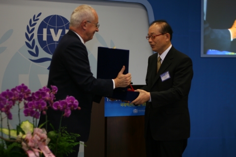 Prof. Ragnar Norrby, Chairman of the IVI Board of Trustees, is awarding Prof. Yoo Chong-ha, former minister of foreign affairs, with a plaque for his contribution to the establishment of the Institute on the occasion of the 10th anniversary of the International Vaccine Institute, a Seoul based international organization, at the IVI headquarters in Seoul on October 17.