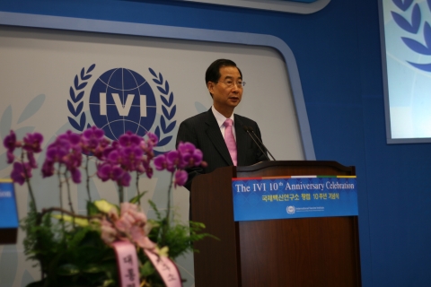 South Korean Prime Minister Han Duck-soo delivers a congratulatory message at the IVI 10TH anniversary ceremony on the occasion of the 10th anniversary of the International Vaccine Institute, a Seoul based international organization, at the IVI headquarters in Seoul on October 17.