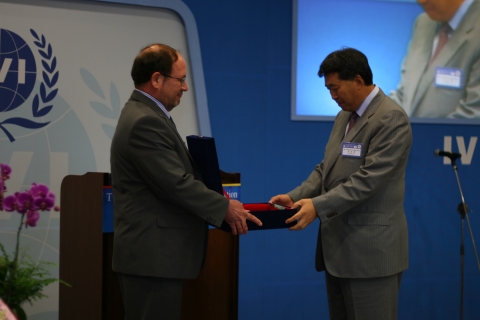 Dr. John Clemens, Director-General of the IVI, is presenting a plaque of appreciation for financial donation to Mr. Kim Moon-young, Chairman of Contron Corp., on the occasion of the 10TH anniversary of the international Vaccine Institute.