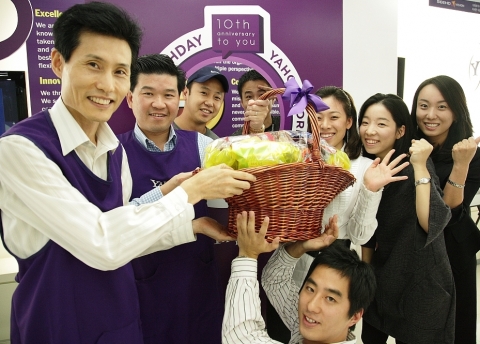 지난 17일, 야후! 코리아는 창립 10주년 기념 행사의 일환으로 임원진들이 직원들에게 그 동안의 노고에 감사함을 전하며 다과를 나눠주는 깜짝 이벤트를 진행 했다. 