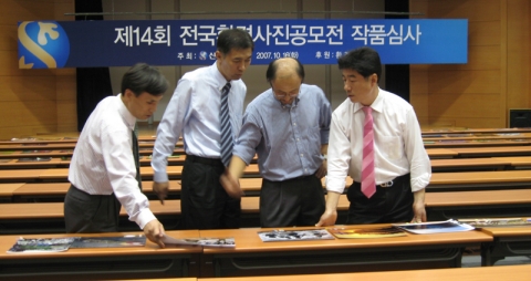 심사위원단의 심사하는 모습