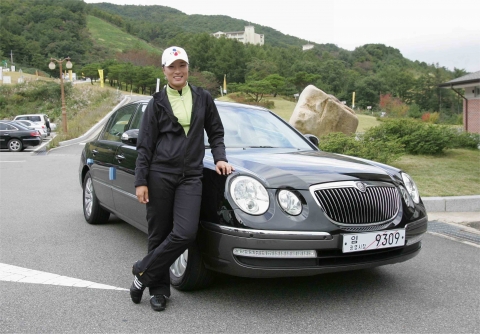 기아자동차가 ‘LPGA 하나은행-코오롱 챔피언십 2007’ 참석을 위해 최근 방한한 박세리 선수에게 의전차량으로 오피러스를 제공했다. 기아차는 박세리 선수 외에 이번 대회에 참가하