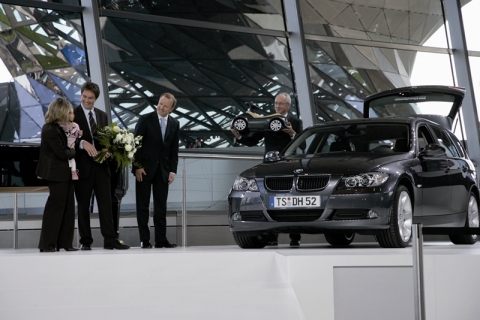 BMW Welt 차량 딜리버리 센터에서 오픈 후 첫 번째로 고객에게 차량 인도식을 갖는 모습