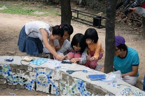 미술도예교실 수업에서 제작한 소품으로 벤치를 제작하는 모습