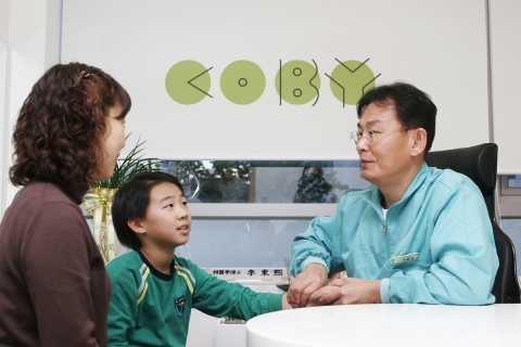 엄마와 함께 한의사에게 상담 받는 아이