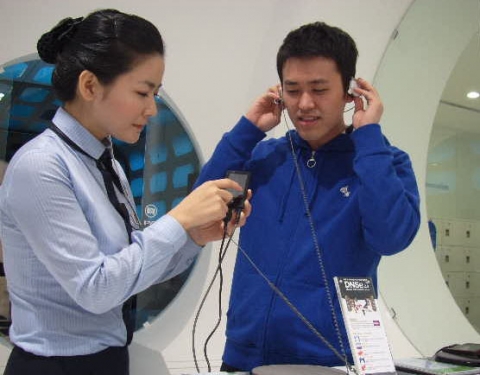 서울 강남 코엑스(COEX) 지하 1층에 위치한 'm·zone'을 방문한 고객이 삼성전자 최신 16:9 와이드 비디오MP3플레이어 신제품 '옙 P2 