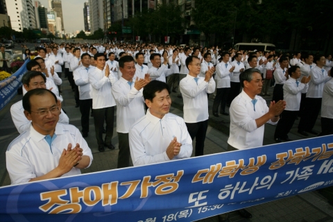 삼성전자 임직원들은 18일 장애가정 대학생 장학기금 마련을 위해 '사랑의 청계천 걷기' 행사를 개최하였다.