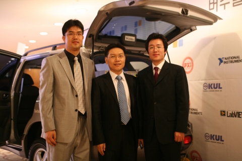 국민대 무인차량연구실팀(좌우)와 한국NI 이용상마케팅 팀장(가운데)