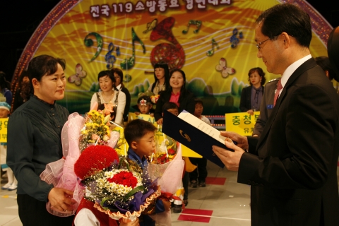 유치부 대상(전남 순천도레미어린이집)에게 행정자치부장관상이 수여되고 있다.