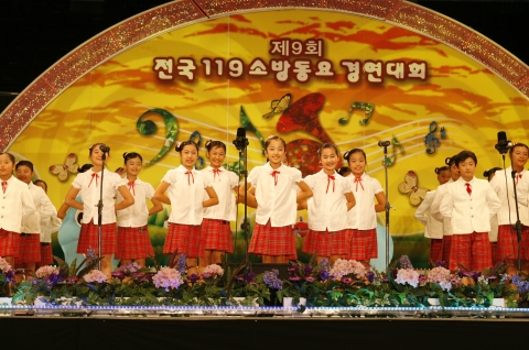 초등부 출전팀이 공연을 하고 있다.