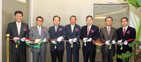 19일 오늘 오전 열린 씨티골드 셀렉트 센터 2호점 개점식에 강신원 부행장, 하영구 은행장(우로부터 3번째), 김국종 부행장, 서지오 자네티 본부장 등 한국씨티은행의 임원 및 고객