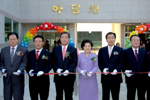 사진왼쪽부터 남동구의회의장 윤창열, 인천시의회의장 박창규, 인천교회 김진홍, 여성가족부장관 장하진, 인천시시장 안상수, 남동구청장 윤태진