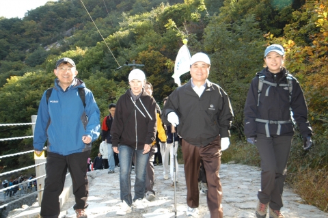송완용사장(사진 세번째 흰모자), 이윤호 이사(맨왼편 청색모자)를 필두로 북한산을 등반하는 광경