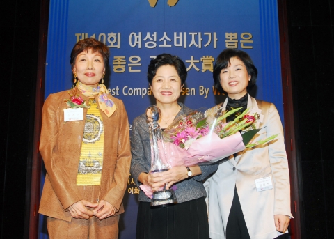 아시아나항공 한현미이사(가운데)가 '여성 소비자가 뽑은 좋은 기업 대상'을 수상하고 있다.