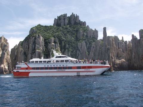백도를 투어중인 초쾌속 유람선 가고오고호이며, 백도의 미남 서방바위 앞을 지나고있다.