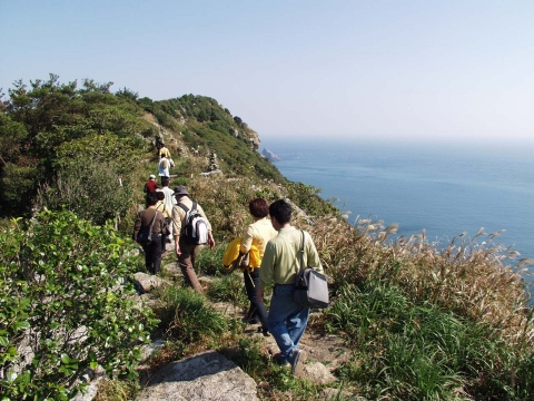기와집몰랑을 산행중인 기자님들과 작가일행 