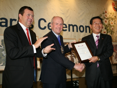 22일 서울 한남동 하얏트 호텔에서 진행된 2007 BCCK Awards 시상식에서 SK텔레콤 송진규 부사장이 John Stuttard 영국 런던시장으로부터 기업 사회공헌부문의 상