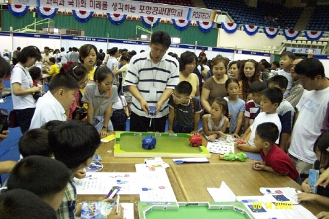 경북과학축전 행사에서 대학생들이 관람객을 대상으로 로봇을 시연하고 있다.
