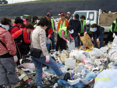 각 동 통장, 개발자문위원장, 부녀회장 등 90여명이 호동쓰레기 매립장에서 재활용 선별 분리작업을 몸소 체험하고 있다.
