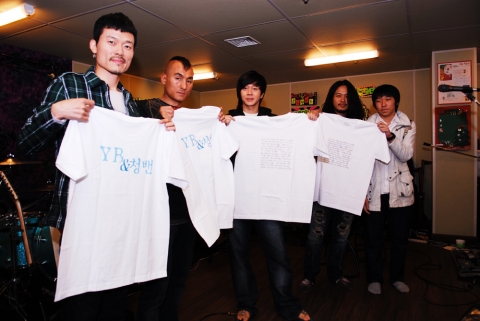 YB<윤도현밴드>는 22일, 1318세대 전용 지역아동센터 <1318 Happy Zone 무청>소속 밴드 동아리 청소년들을 자신들의 연습실로 초청, 멘토링 결