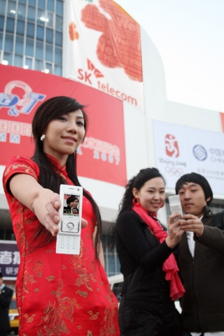 SK텔레콤은 10월 23일부터 27일까지 중국 북경에서 열리는 'PT/EXPO Comm China 2007' 전시회에 참가해 다양한 3G기반 서비스 및 컨버전스 