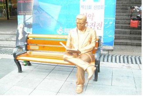 세종문화회관 앞 ‘시를 읽어주는 남자’