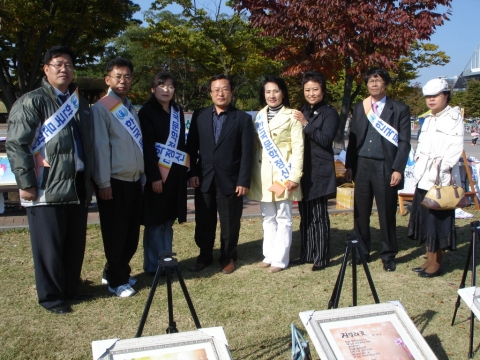 한국문학정신 시화전 기념촬영 